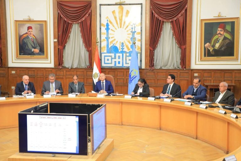 محافظ القاهرة يشدد على سرعة إنجاز ملفات التصالح وتراخيص المحال بالأحياء