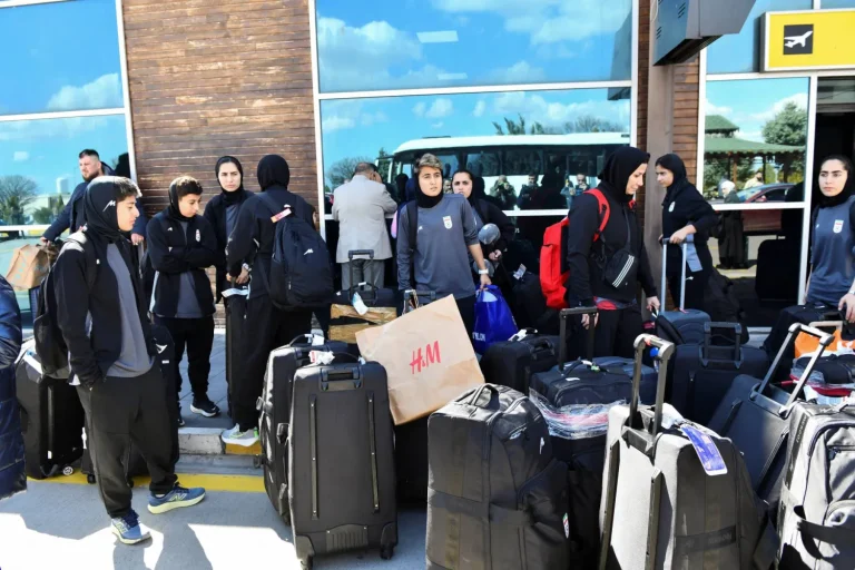 منتخب إيران للسيدات يصل إلى البلاد بعد أزمة “اللجوء” لأستراليا