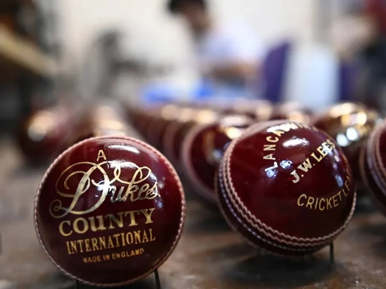 الحرب مع إيران تهدد موسم الكريكيت الإنجليزي بنقص في الكرات