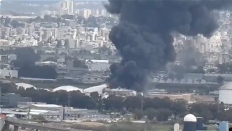 صاروخ إيراني يصيب مصفاة حيفا للمرة الثانية على التوالي وتصاعد أعمدة النيران