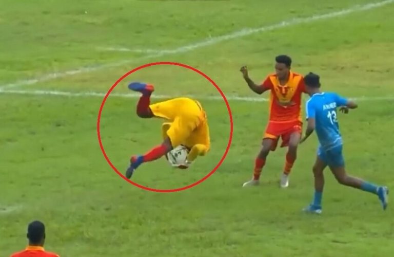 حارس مرمى يركل لاعبا بعد “شقلبة خلفية” ويتسبب بأغرب ركلة جزاء .على طريقة الكونفو