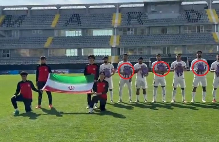 شاهد.. ماذا فعل لاعبو منتخب إيران أثناء عزف النشيد الوطني قبل مباراة نيجيريا؟