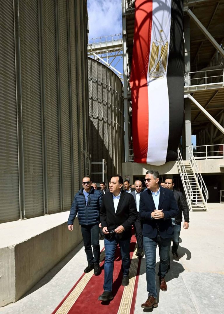 تفقد دولة رئيس مجلس الوزراء الدكتور مصطفى مدبولي صومعة عتاقة بالسويس للاطمئنان على كفاءة تخزين القمح وتعزيز المخزون الاستراتيجي