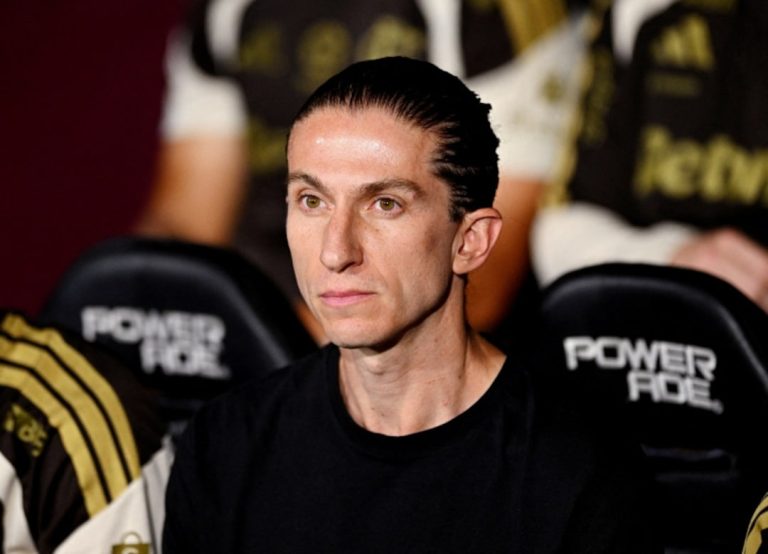 رغم الفوز 8-صفر . فلامنجو يقيل مدربه فيليبي لويس في خطوة مفاجئة