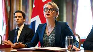 بريطانيا تدعو إلى استئناف كامل لحركة الملاحة عبر مضيق هرمز