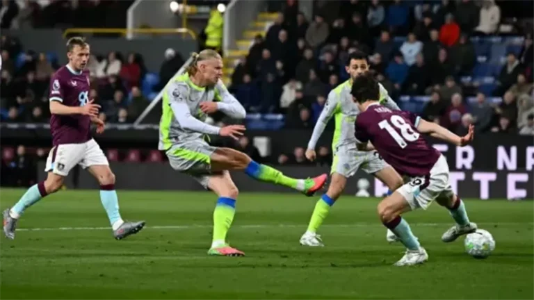 مانشستر سيتي يتصدر الدوري الإنجليزي بفوز صعب على بيرنلي