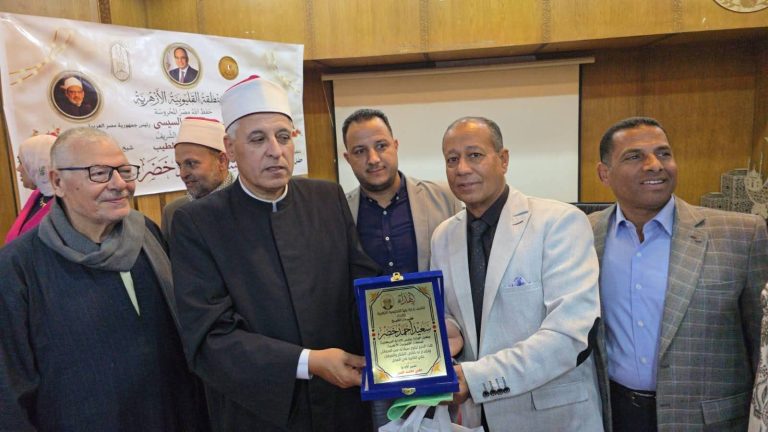 قيادات الأزهر بالقليوبية يجسدون صورة حية للوفاء فى  . حفل تكريم رئيس الإدارة المركزية للمنطقة 