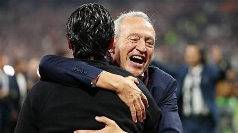 شاهد، ناصف ساويرس يشارك لاعبي أستون فيلا الاحتفال بالدوري الأوروبي