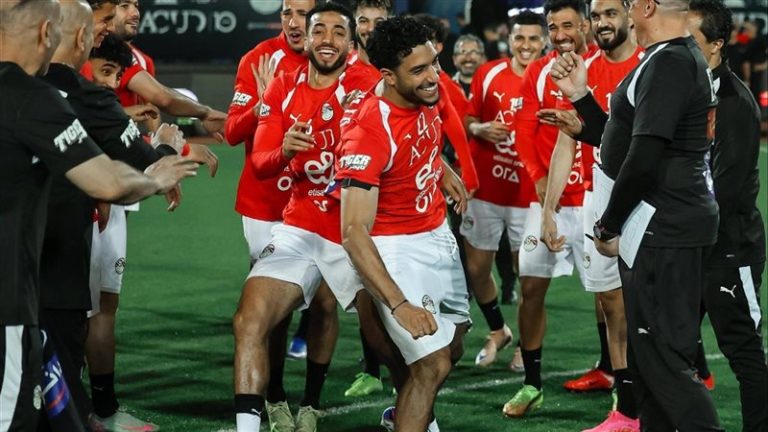 ممر شرفي في تدريب منتخب مصر احتفالا بمرموش واللاعبين الجدد