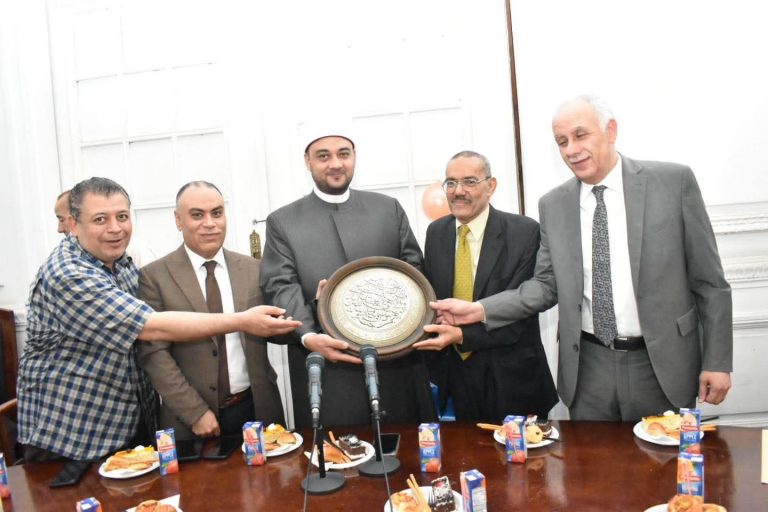 المجلس الأعلى للشئون الإسلامية يكرم الدكتور / حسن خليل مدير عام المخطوطات تقديراً لمسيرته المهنية