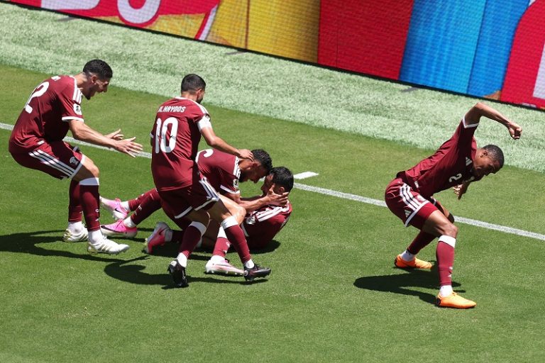 قطر تخطف النقطة الأولى لها   في تاريخها بكأس العالم 