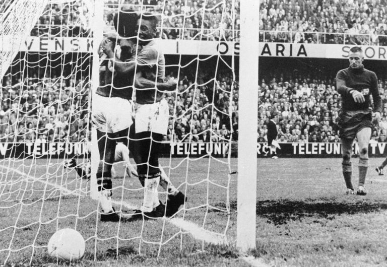 قميص بيليه في نهائي كأس العالم 1958 للبيع  