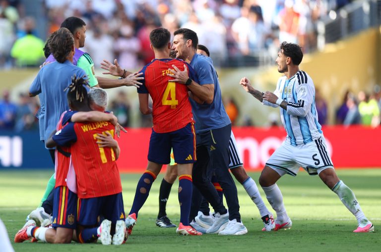 تعرض المنتخب الأرجنتيني لانتقادات بسبب اللعب غير النزيه، حيث أداروا ظهورهم لإسبانيا أثناء رفعهم كأس العالم