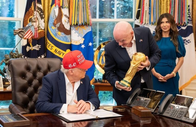 رويترز: ترامب اتصل بإنفانتينو لمراجعة طرد اللاعب الأمريكي بالوغون
