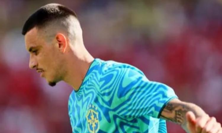 مدافع الأهلي السعودى يرفض   استون فيلا 
