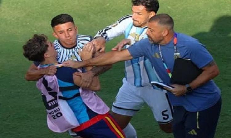 إيقاف الأرجنتيني لياندرو باريديس 10 مباريات بعد شجاره مع جافي