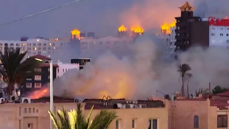 دخان كثيف وألسنة لهب.. حريق داخل ممشى بورتو مارينا بالساحل الشمالي