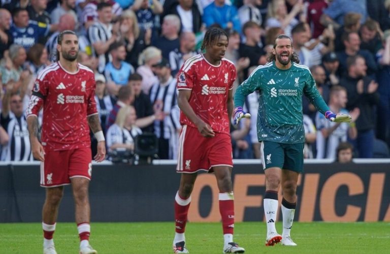 غضب عارم في ليفربول.. مدرب “الريدز” يهاجم الحكم وأليسون يركل لوحة التبديلات