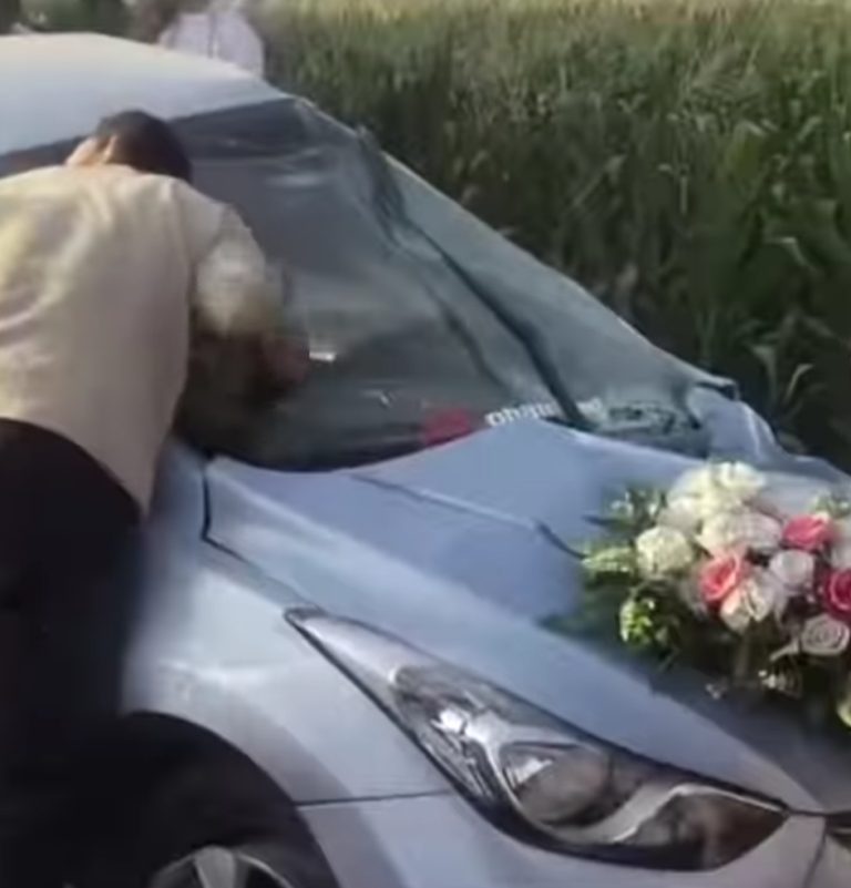 قطار يصطدم بسيارة زفة، العروس بالفستان الأبيض على شريط السكة والعريس مغمى عليه