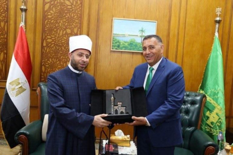 في عيدها القومي رقم ١٥٨: محافظ القليوبية يستقبل وزير الأوقاف ويهديه درع المحافظة 