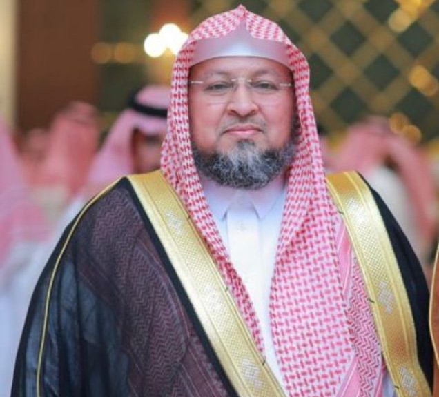 أودُّ أن أعرف الحكم الشرعي المتعلق بأختٍ تجاوزت الميقات بسبب معلوماتٍ غير واضحة أُعطيت في الطائرة