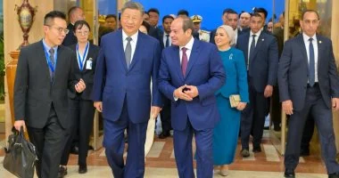 السيسي وقرينته يستقبلان الرئيس الصيني شي جين بينج في القاهرة.. حفاوة رسمية وشعبية تليق بضيف مصر الكبير