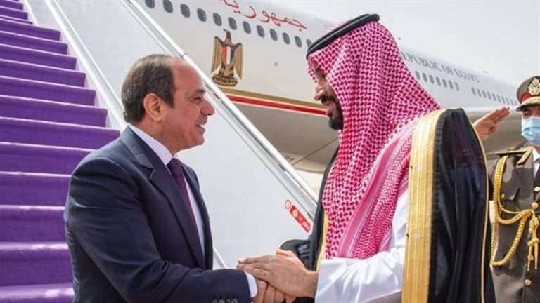 محمد بن سلمان يصل القاهرة.. والسيسي يستقبله لبحث تعزيز العلاقات المصرية السعودية