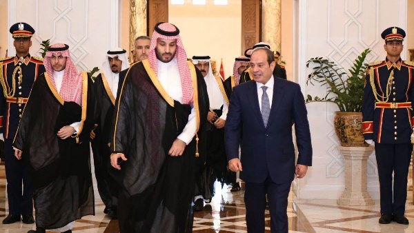 محمد بن سلمان يبعث برقية شكر إلى الرئيس السيسي عقب مغادرته القاهرة