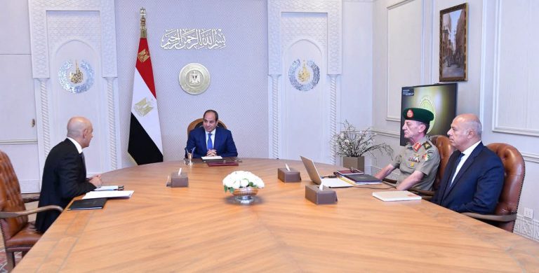 السيسي يتابع تطوير منظومة إعداد المعلمين والقيادات التربوية ويؤكد صرف علاوة دورات الأكاديمية العسكرية خلال سبتمبر