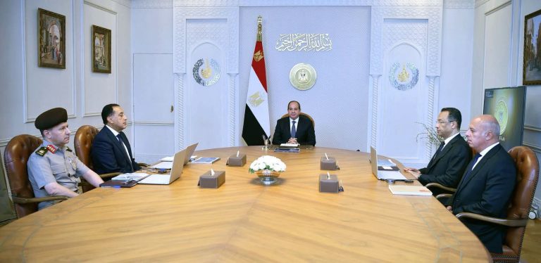 اجتمع السيد الرئيس عبد الفتاح السيسي، اليوم، مع الدكتور مصطفى مدبولي رئيس مجلس الوزراء، والمهندس رأفت هندي وزير الاتصالات وتكنولوجيا المعلومات، واللواء أركان حرب هاني محمود منصور مدير إدارة الإشارة بالقوات المسلحة. 