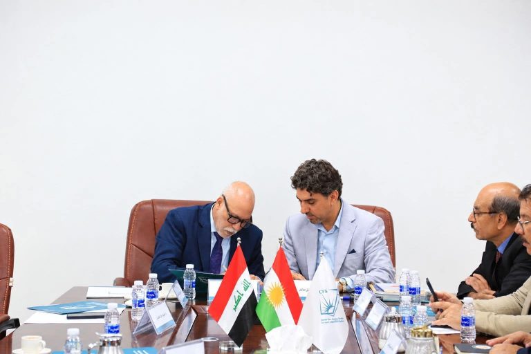 مذكرة تفاهم في السليمانية تعزز التعاون البحثي بين مركز الخليج للدراسات الإيرانية ومركز الدراسات المستقبلية بجامعة جيهان