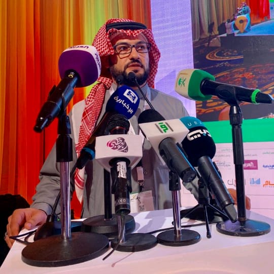 نزار العلي «أبو الزعيم».. 15 عامًا خلف الميكروفون تصنع حكاية إعلامي جمع بين الميدان والقلم والشاشة