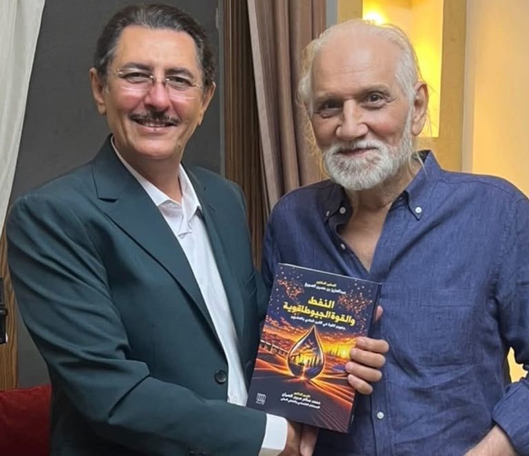 عبدالعزيز الصويغ يتسلم النسخ الأولى من كتابه الجديد «النفط والقوة الجيوطاقوية: مفهوم القوة في القرن 21»