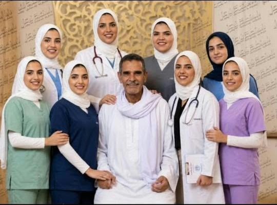 عم صلاح.. عامل بناء من الفيوم حوّل سنوات الشقاء إلى ثماني طبيبات.. حكاية أب وأم انتصرا بالتعليم على قسوة الحياة